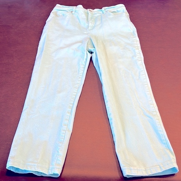 Gloria Vanderbilt • Amanda Aqua Sky Denim - Picture 3 of 4